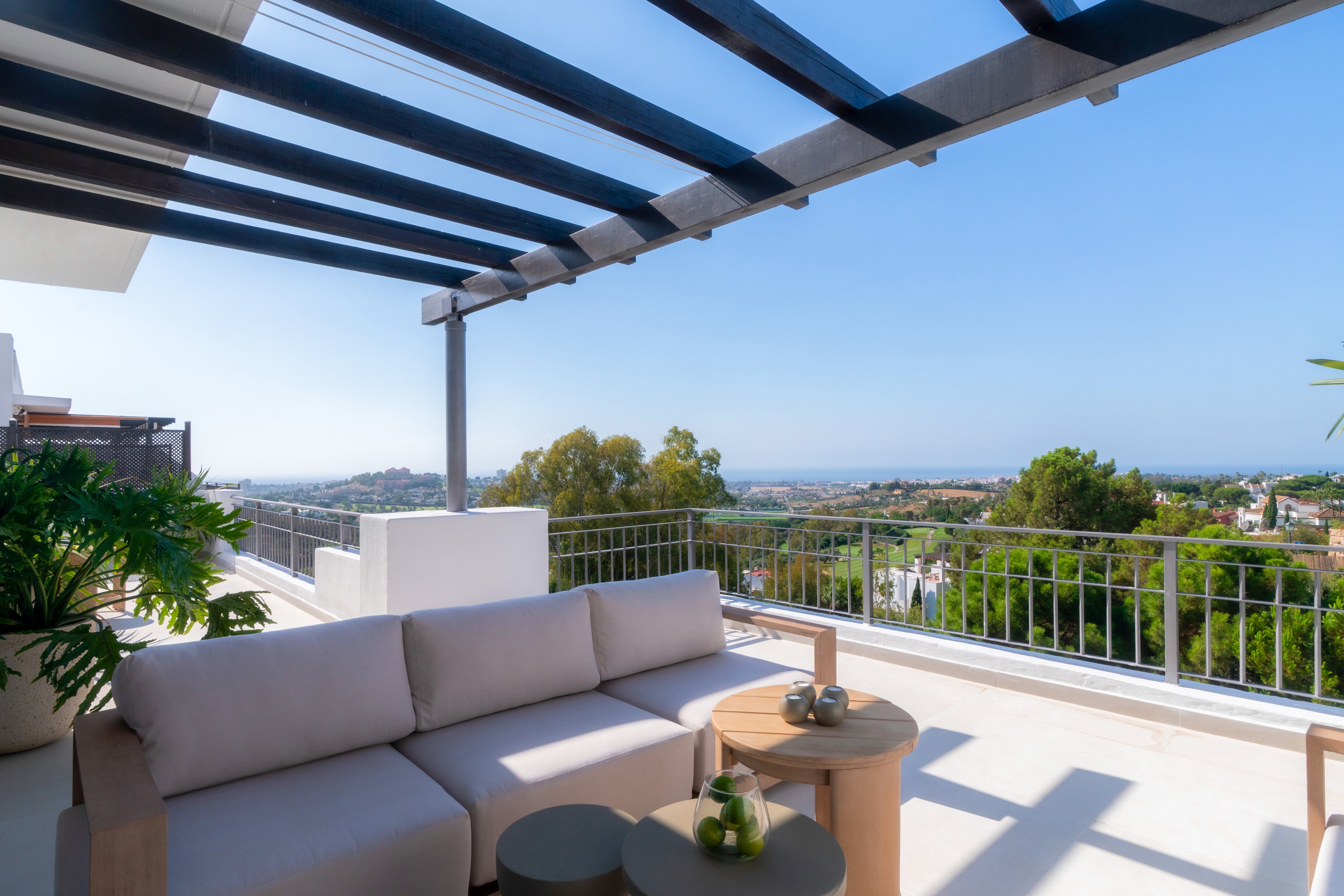 Luxe duplex penthouse met privézwembad en panoramisch uitzicht in La Quinta, Benahavís