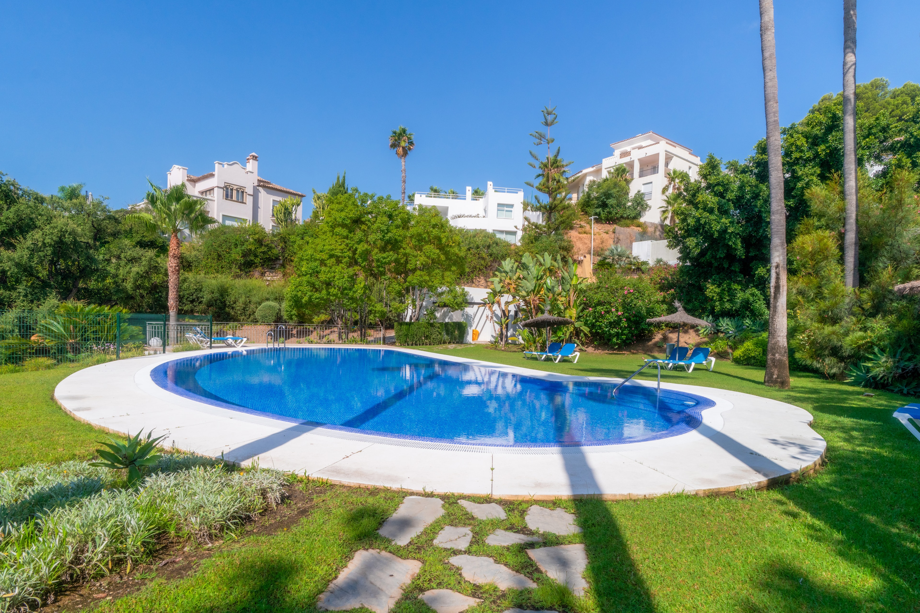Luxe duplex penthouse met privézwembad en panoramisch uitzicht in La Quinta, Benahavís