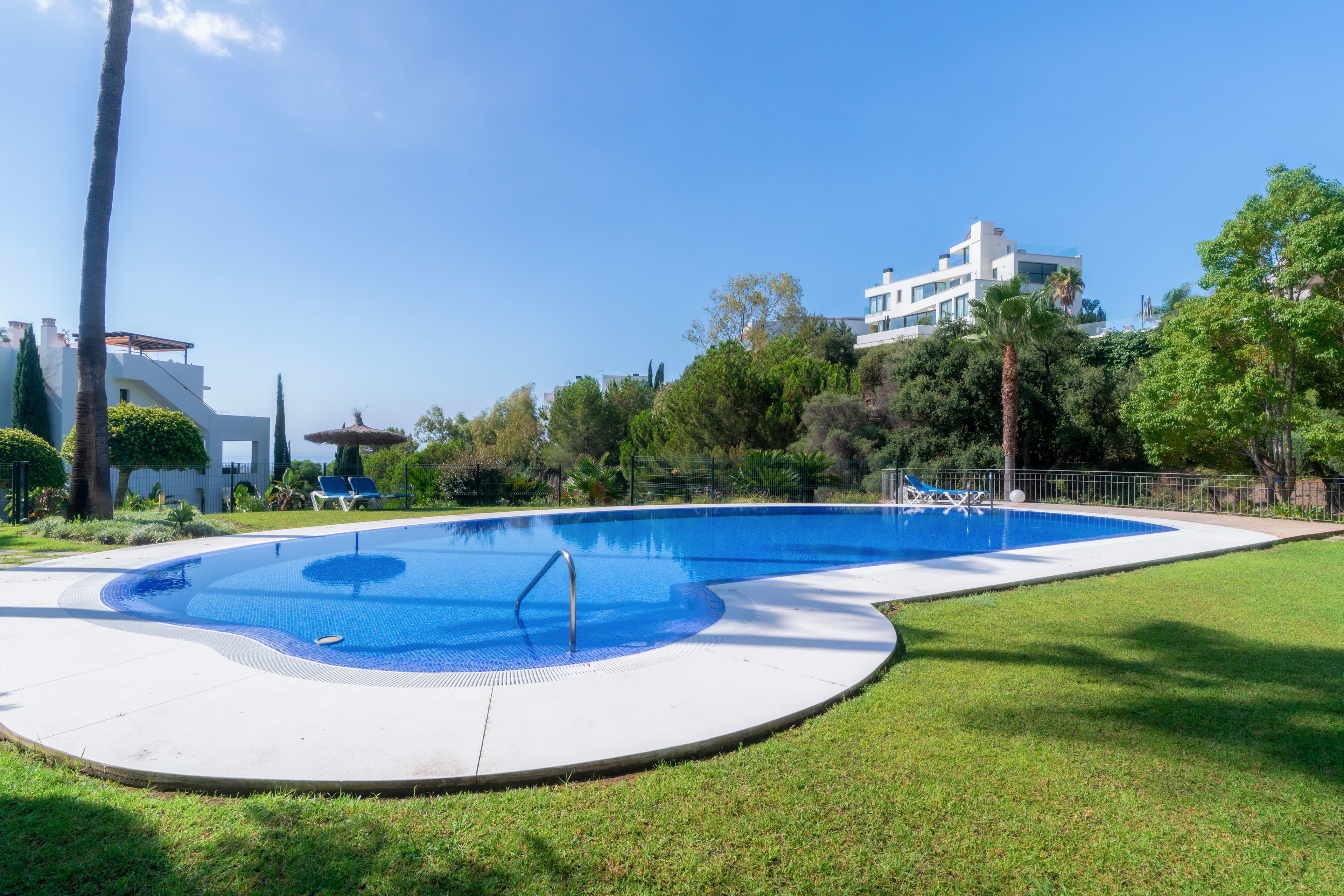 Luxe duplex penthouse met privézwembad en panoramisch uitzicht in La Quinta, Benahavís